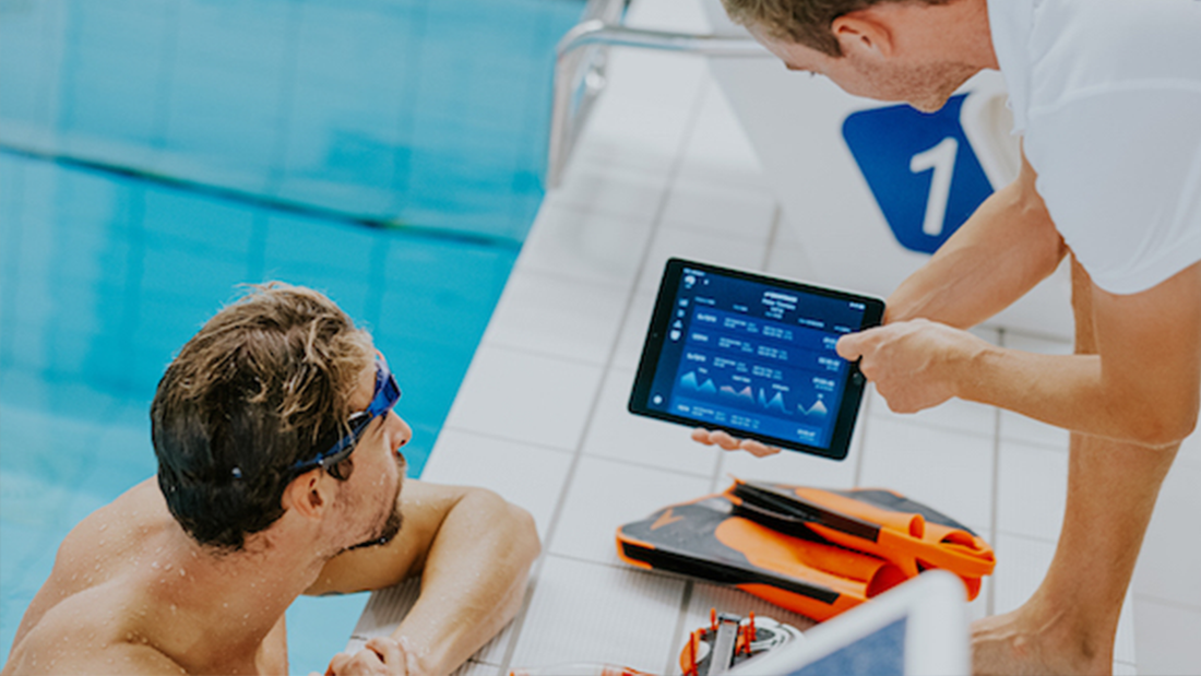 Pieter Timmers getting live insight feedback from his coach using Swimtraxx Team for iPad